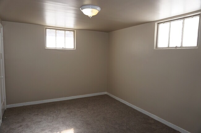 Building Photo - Adorable 1940's Remodeled 4 Bed 2 Bath Home