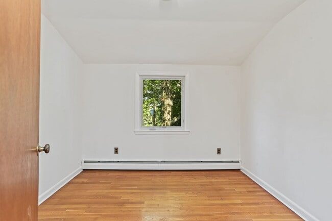 Building Photo - 38 Maplewood Dr