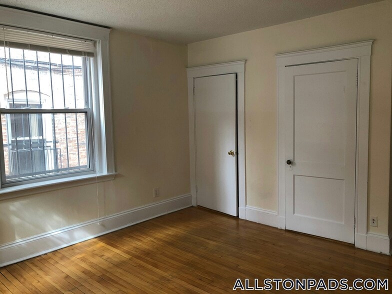 Building Photo - 8 Barrows St