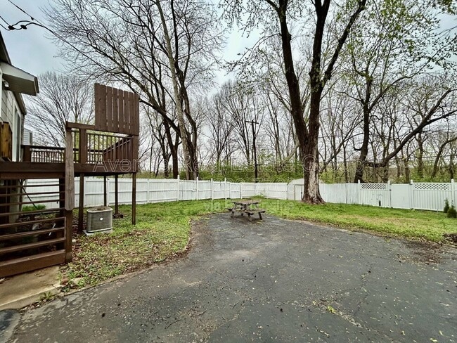 Building Photo - 7105 Circleview Dr
