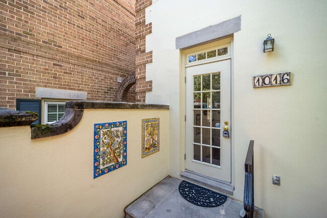 Building Photo - Charming End Townhouse in Prime North Old Town Location