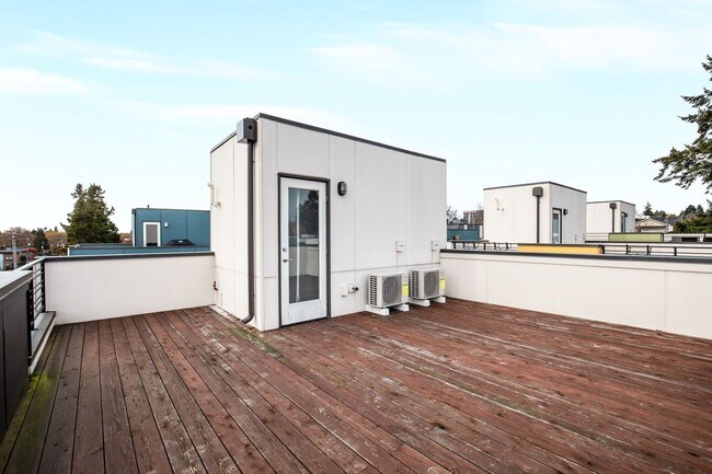 Building Photo - Bright 3 BR 2.5 BA Ballard Townhome