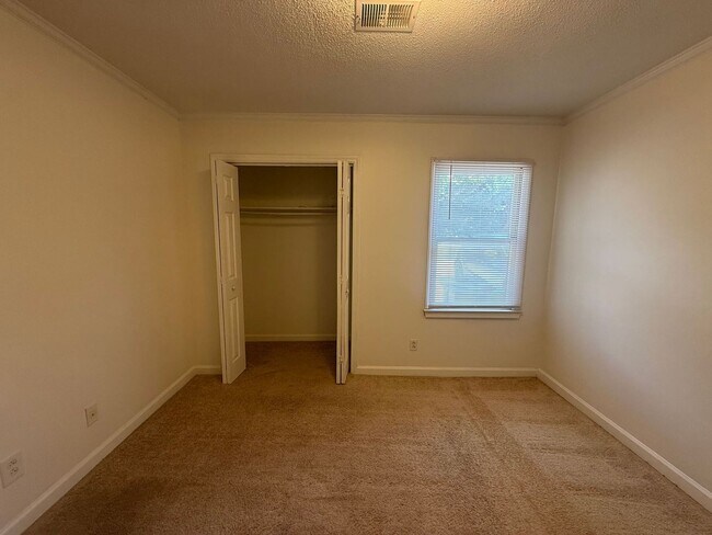 Building Photo - 1110 Chandler Dr
