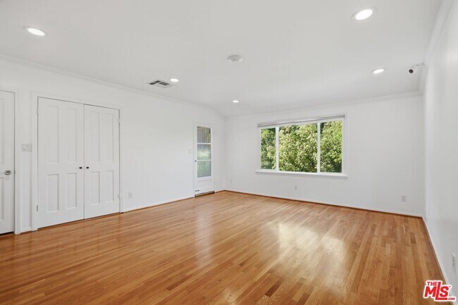 Building Photo - 1170 S Beverwil Dr