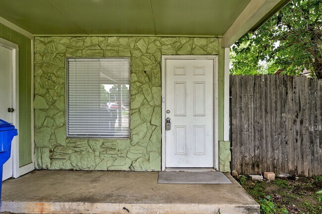 Building Photo - 1709 Beaumont Dr