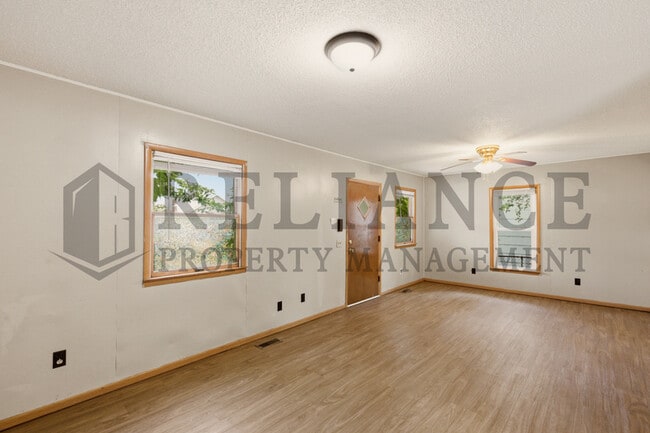 Building Photo - 1028 W Munnell Ave