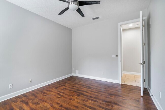 Building Photo - 206 2nd St