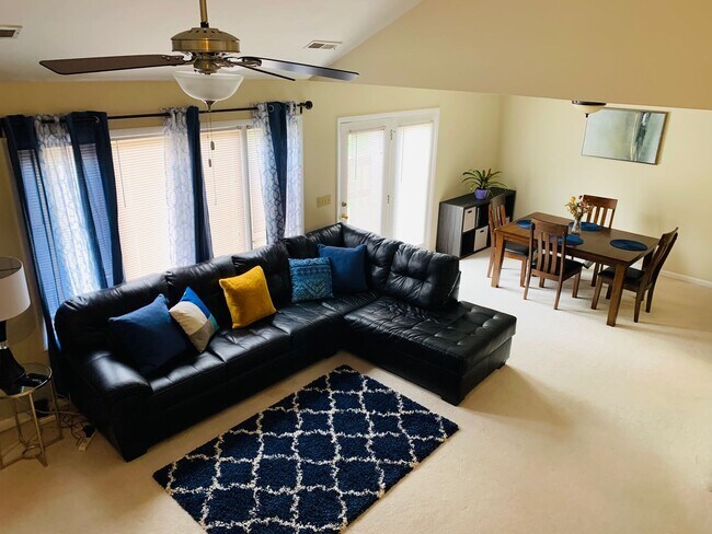 Building Photo - *Price Reduced* 2 Bedroom 2.5 Bath Townhou...