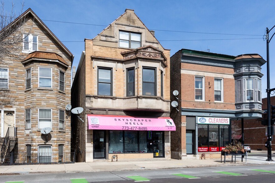 Building Photo - 2202 W Belmont Ave