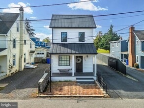 Building Photo - 608 Main St