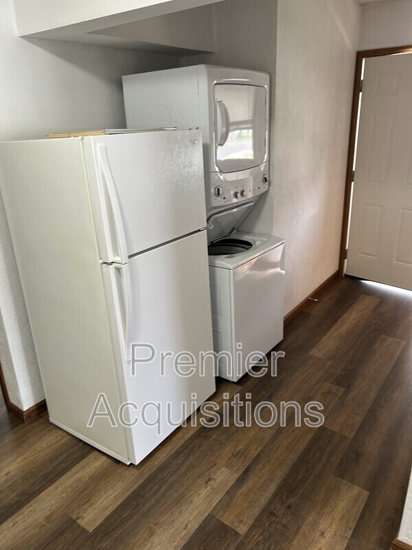 Building Photo - 208 E Bland St