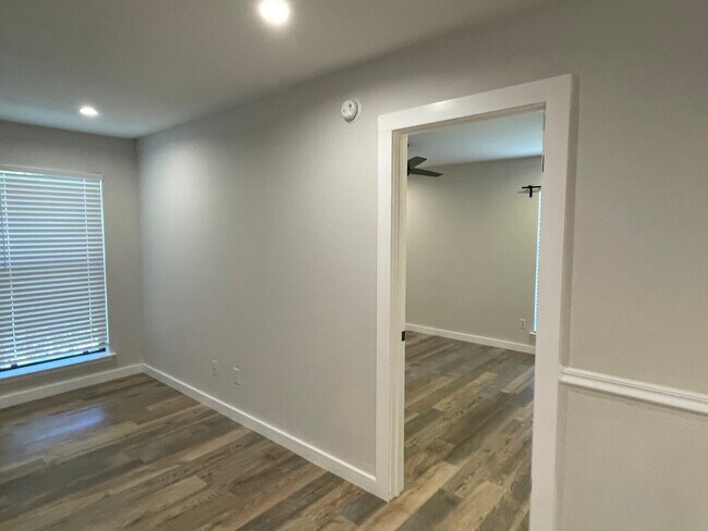 Building Photo - 10616 Mellow Mdws