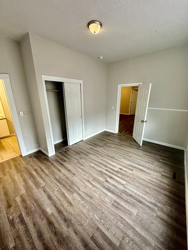 Building Photo - 947 E Augusta Ave