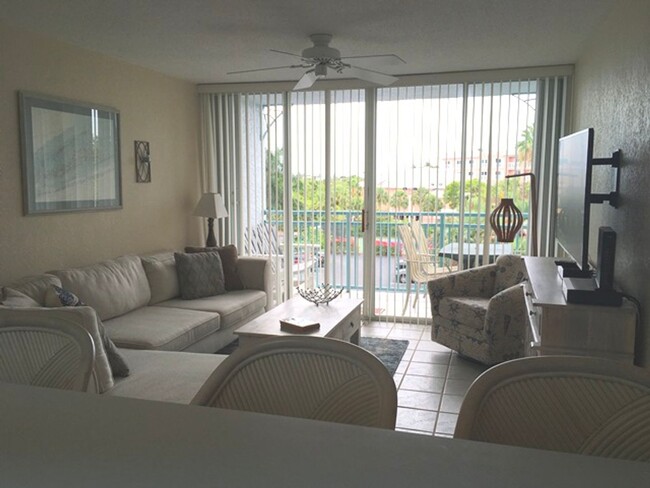 Building Photo - 6 to 8 Month Rental! Furnished 2 bed 2 bat...