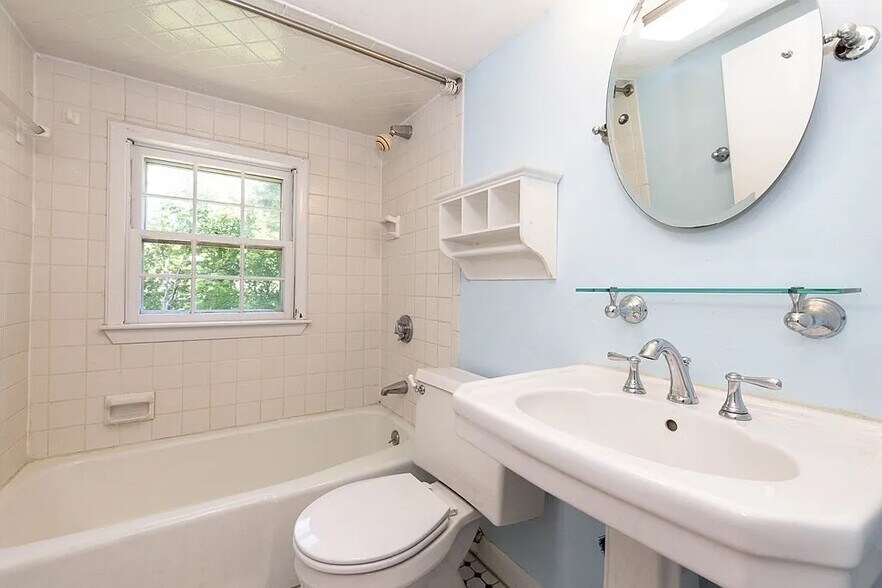 full bath 2nd floor - 353 Washington St