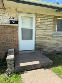 Building Photo - Charming 2 Bedroom Brick Duplex- Pet Friendly!