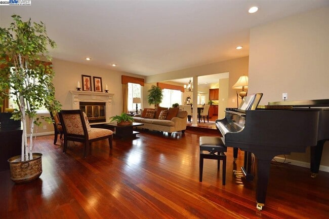 Building Photo - 2051 Pebble Dr