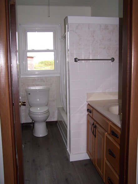 Full Bathroom - 38545 County Road 104