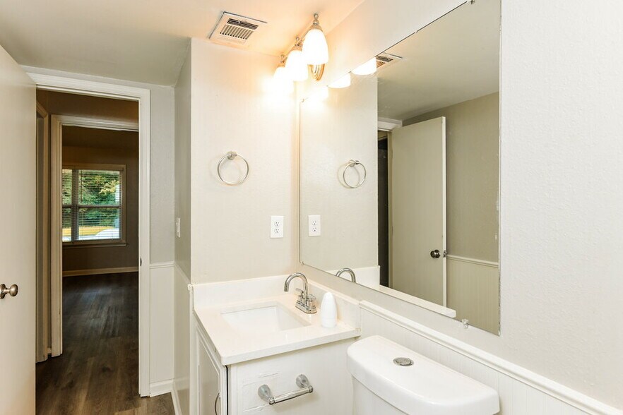 Building Photo - 1612 Picadilly Ct NE