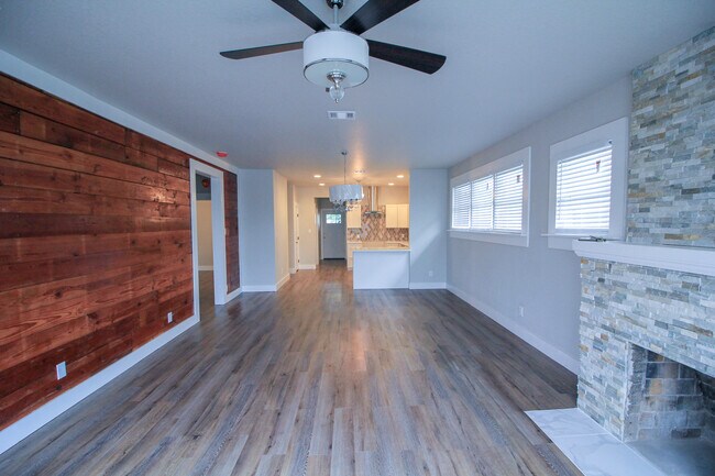Building Photo - Historic 3/2 Adorable Remodel in Dignowity/Denver Heights