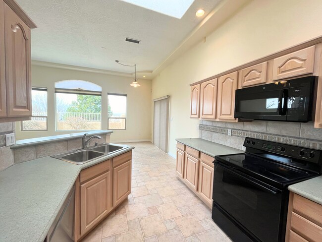 Building Photo - Large 3 Bedroom 2 Bathroom Home In The NE!