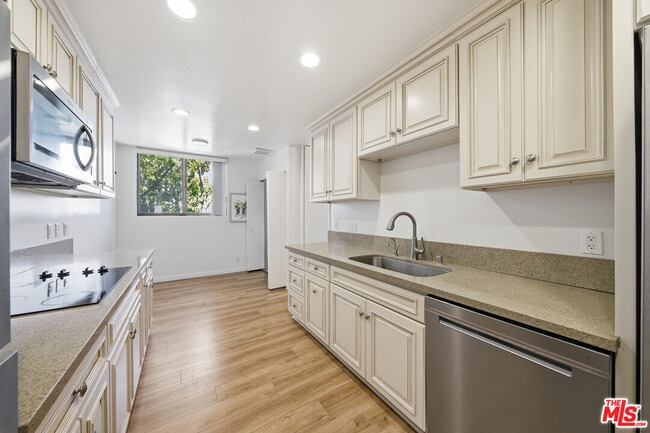 Building Photo - 141 S Linden Dr