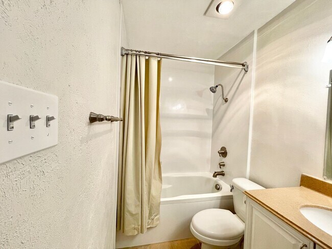 Building Photo - Gorgeous 3/2 recently renovated in homey neighborhood