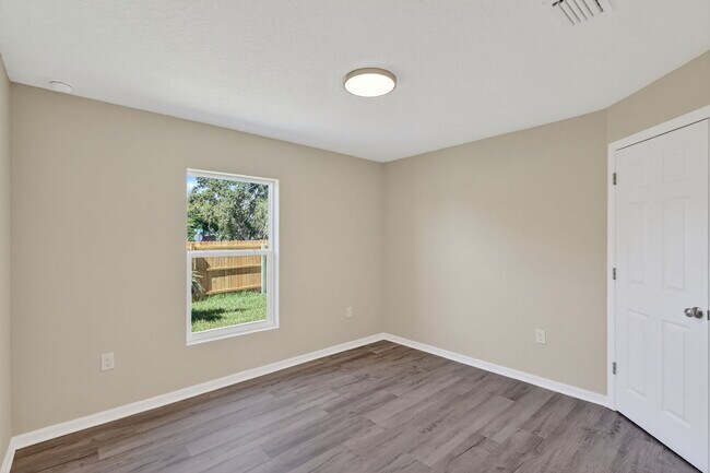 Building Photo - 1503 8th Ave E