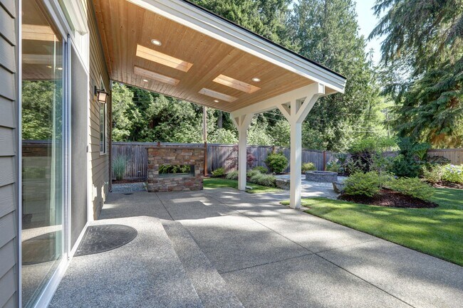 Building Photo - Spacious Custom Home with High-End Finishes Near Lake Sammamish