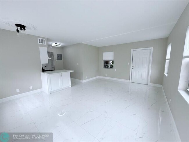 Building Photo - 2725 Middle River Dr