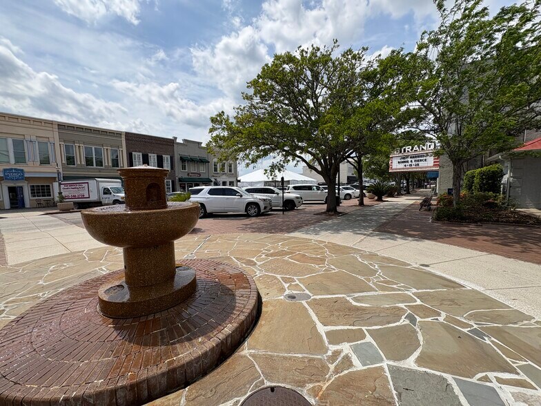 Building Photo - 107 Screven St