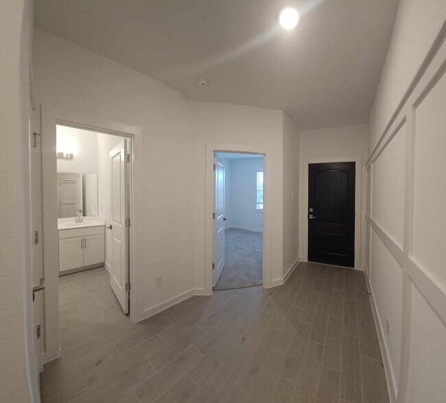 Building Photo - 8338 Bay Oaks Dr