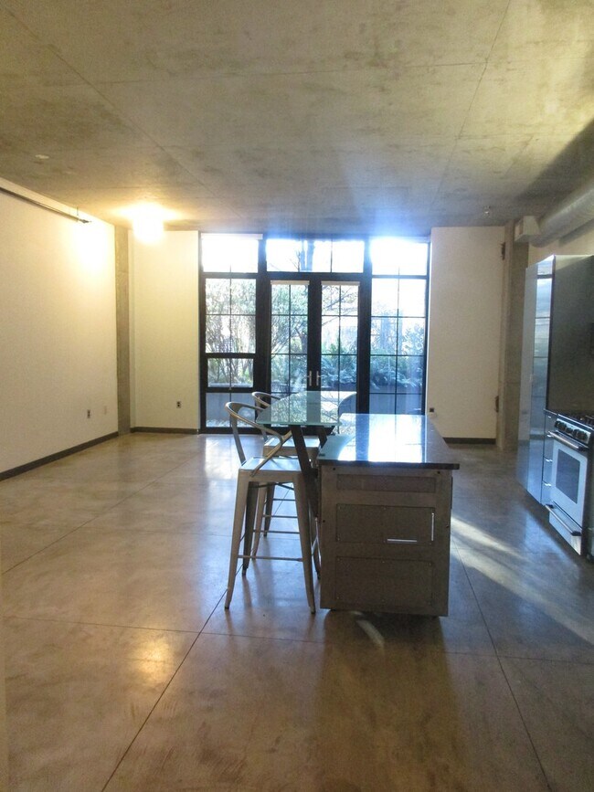 Building Photo - Streetcar Lofts - studio with 1 parking sp...
