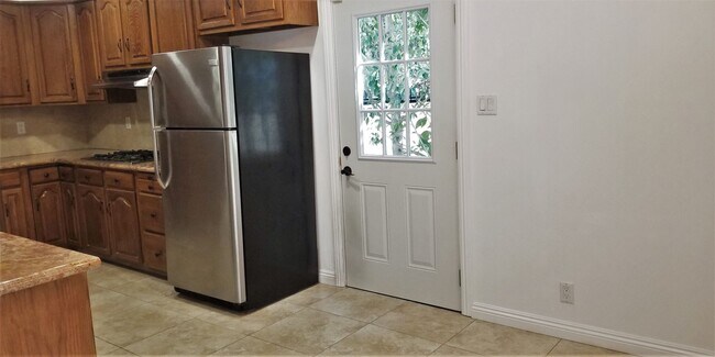 Building Photo - Amazing 2-Story 4 Bdr 3 Bath Family Home i...