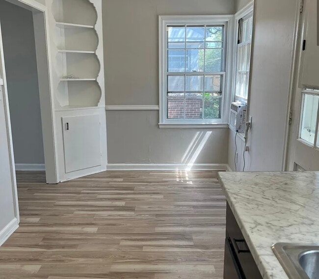 Building Photo - 2403 E Bayley St