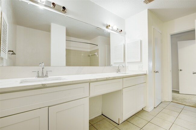 Building Photo - 2114 Greenbriar Colony Dr