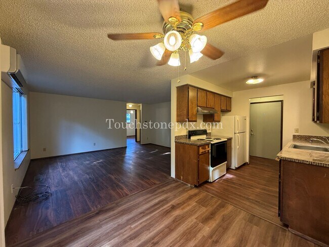 Building Photo - Updated 2BD/1BA Duplex w/ Mini-Split HVAC + Off-Street Parking