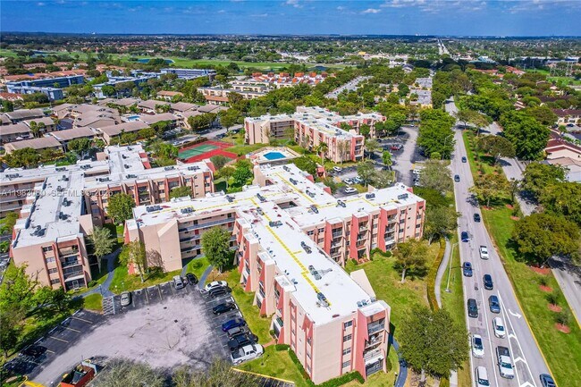 Building Photo - 13715 Kendale Lakes Cir