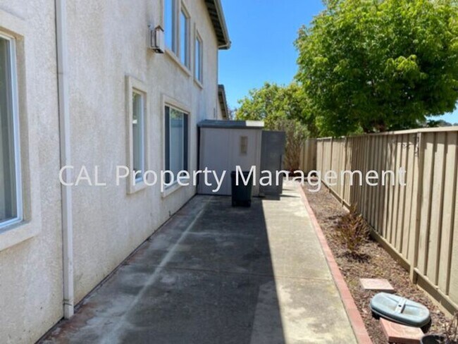 Building Photo - 3 Bedroom home in Gated Community of Las P...
