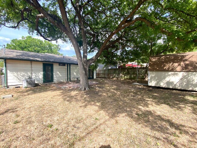 Building Photo - South Congress- 3/2 House- $3400