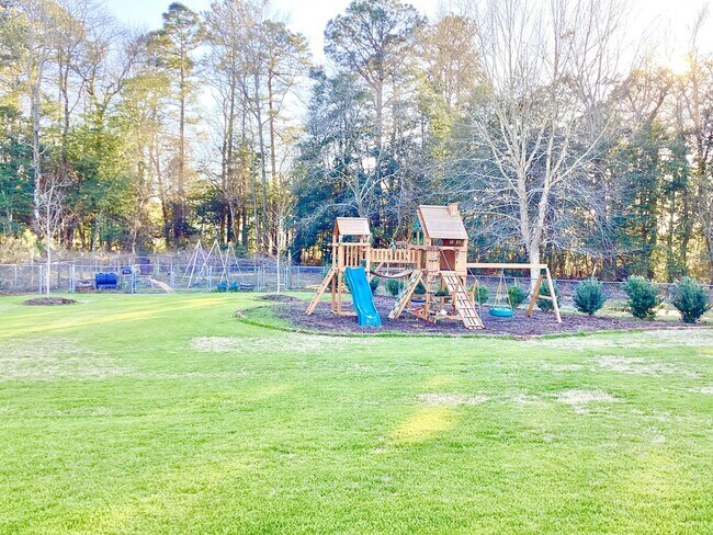 Building Photo - 4 Bed/3 Bath Spacious Home! Extra 2 Car Ga...