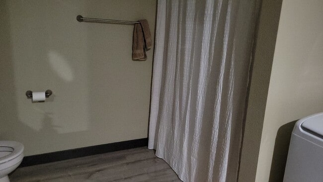 Building Photo - 5 Bed 3 Bath close to UWEC, bike trails, C...