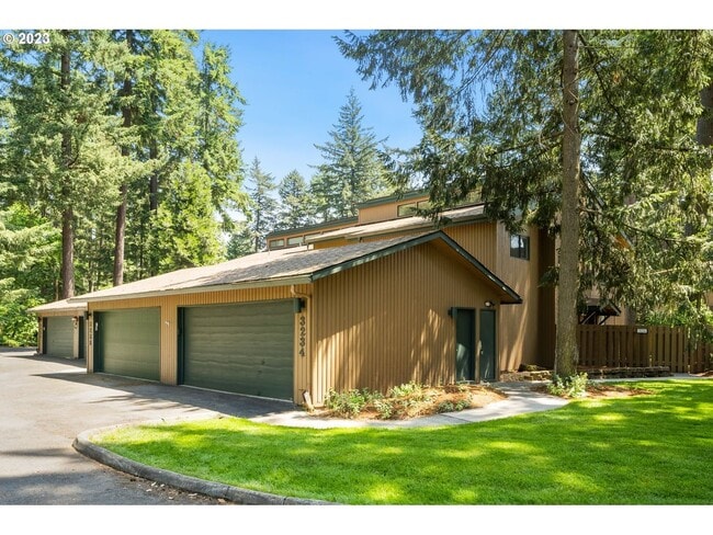 Building Photo - 2Bd/2Ba Second Floor Condo in SE with Washer & Dryer, 2 Car Dethatched Garage and a Serene Courty...