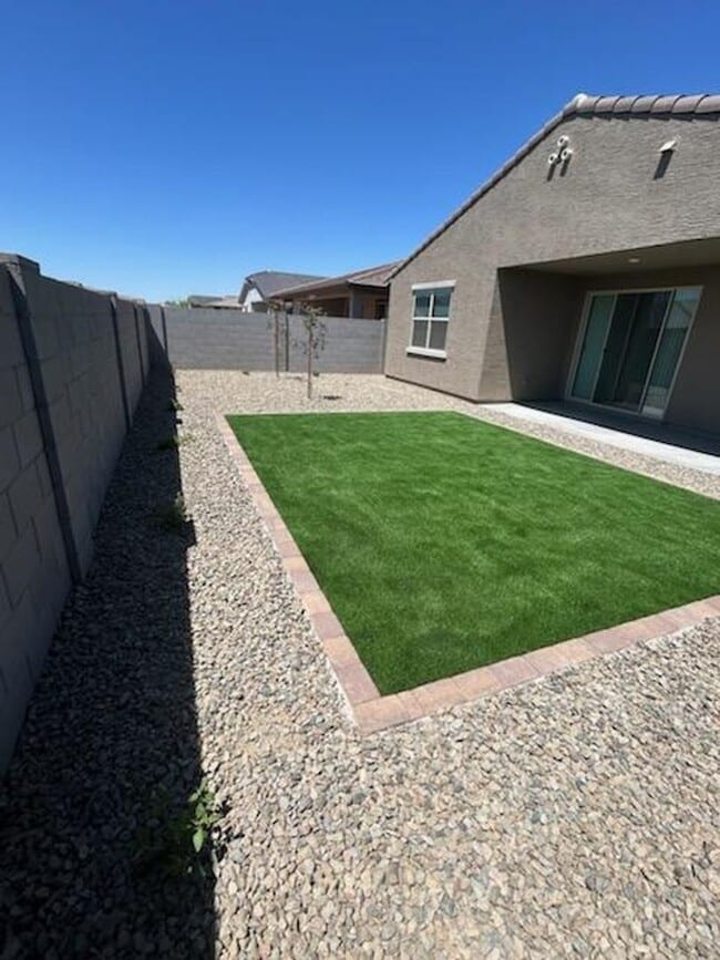 Building Photo - Beautiful new build w mountain views