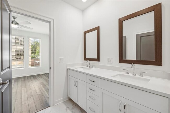 Building Photo - 432 Burton Dr