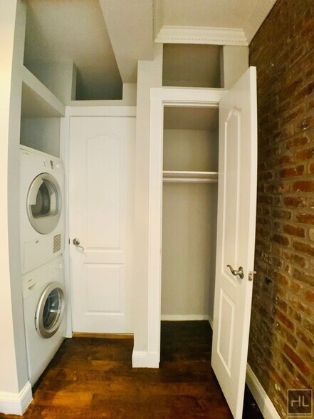 Building Photo - Mott Street