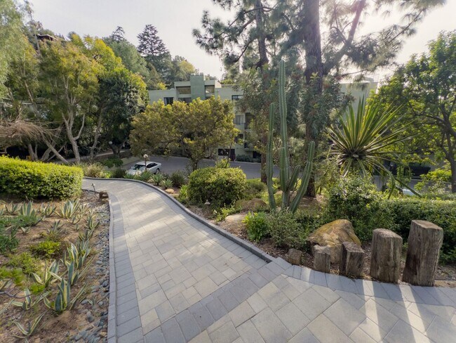 Building Photo - Large 2bed/ 2 bath corner unit in the heart of Silverlake with Hot Tub, Pool, Gated Parking and P...