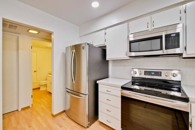 Building Photo - Beautifully Remodeled 3BR 2.5BA Townhouse in Great Community in Mountain View