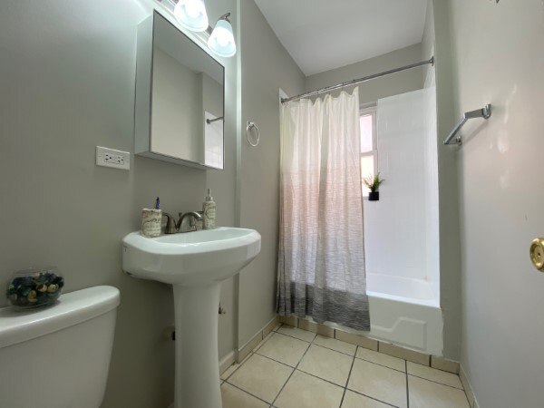 Bright bathroom with tub - 1338 W Argyle