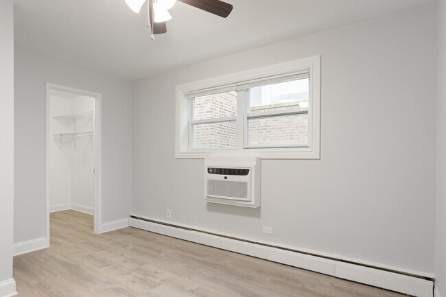 Building Photo - 7606 N Eastlake Terrace